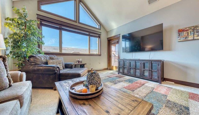 Luxury Riverstone Condo with Patio and Rooftop BBQ