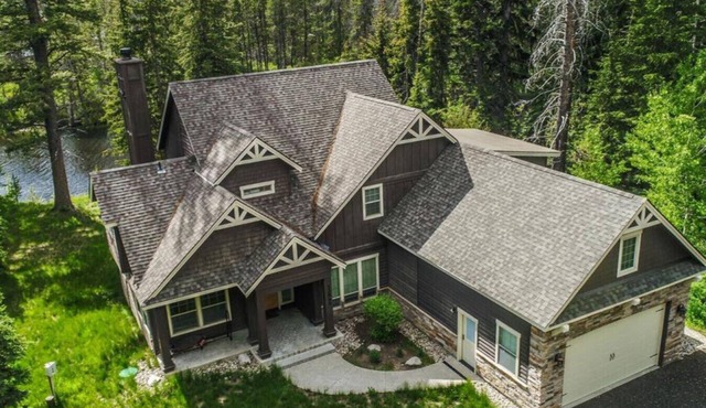 Luxury Shoreline Cabin Overlooking Lake Cascade