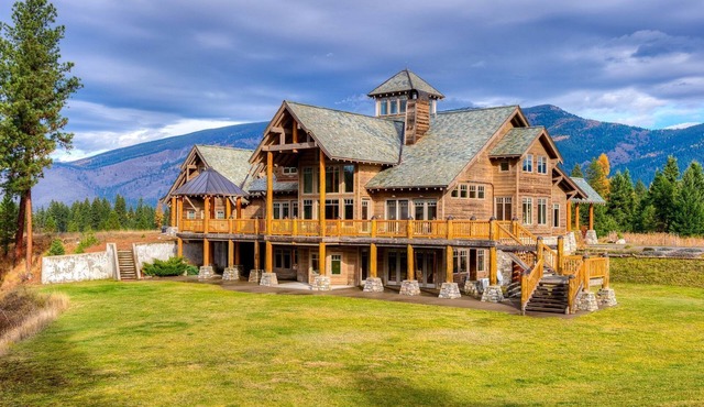 Luxury Suite with a Fireplace for a Lodge Getaway in Northwest, Montana