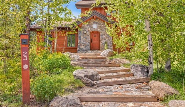 Luxury Tamarack Cottage | Ski-In/Ski-Out | Hot Tub | Walk to Village