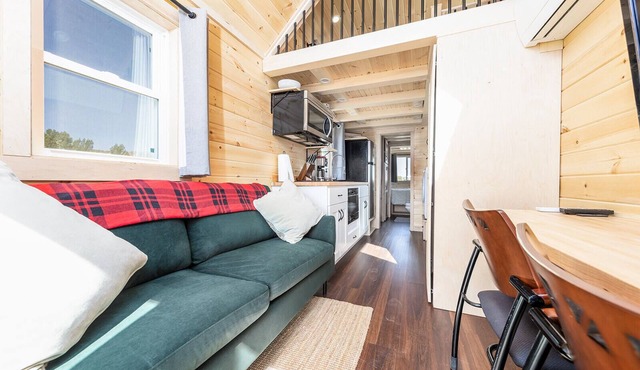 Luxury Tiny Home/2 Queen beds, 1 twin bed/Smart TV/Hot Tub Access/Fire Pit/11 mi to Airport