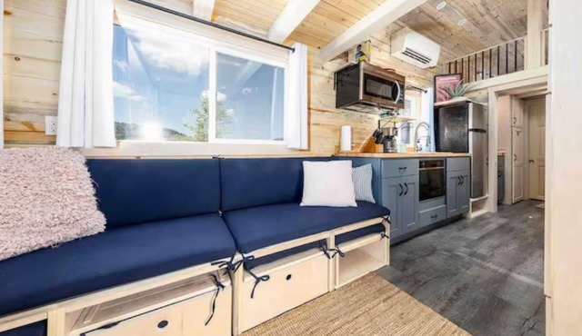 Luxury Tiny Home/Base Camp to Ouray, Telluride/3 Queen beds/Washer & Dryer/Smart TV/Hot Tub Access/Patio w/Mountain Views/Fire Pit/11 mi to Airport