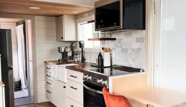 Luxury Tiny Home Getaway - Full kitchen, large bathroom, & more