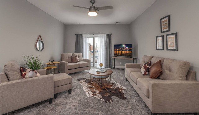 Luxury Townhome - 3BR, 2BA - Downtown Moline