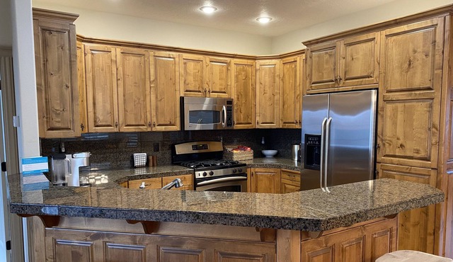 Luxury townhome - minutes from downtown and airport!