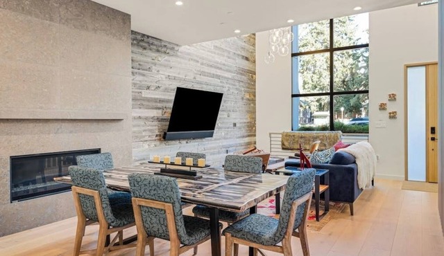 Luxury townhouse w/hot tub, great views & incredible location