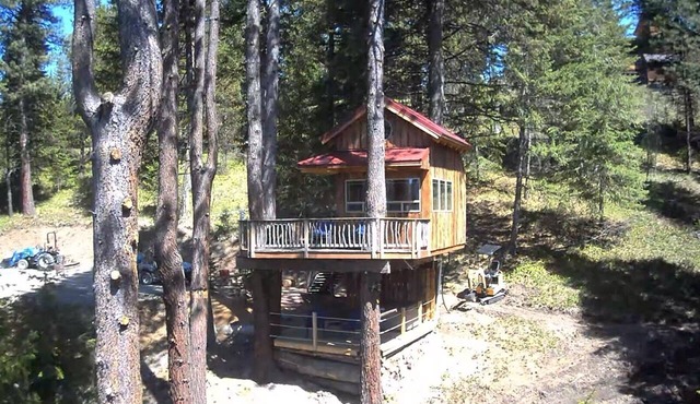 Luxury treehouse with hot tub