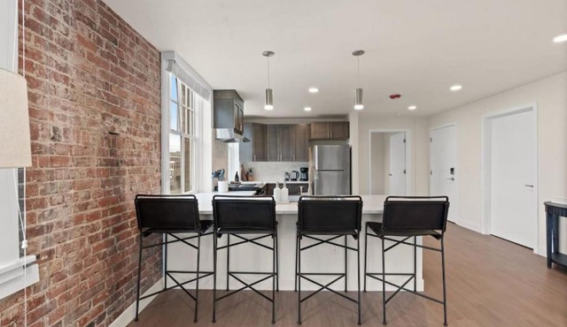 Luxury w King Beds, Pool Table, Central Downtown!