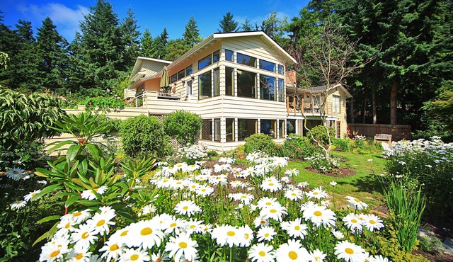 Luxury waterfront home - piano, billiards, fireplace, gourmet kitchen and more!