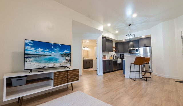 LUXURY YELLOWSTONE 2 BEDROOM SUITE