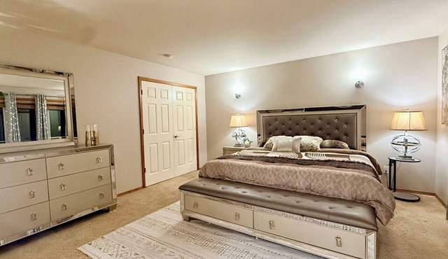 LW7: Spacious 5-bedroom house in serene Lynnwood with AC