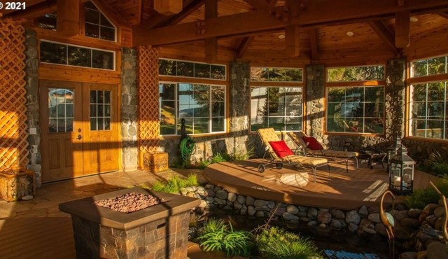 Lx28: Gold Beach Oceanfront Estate