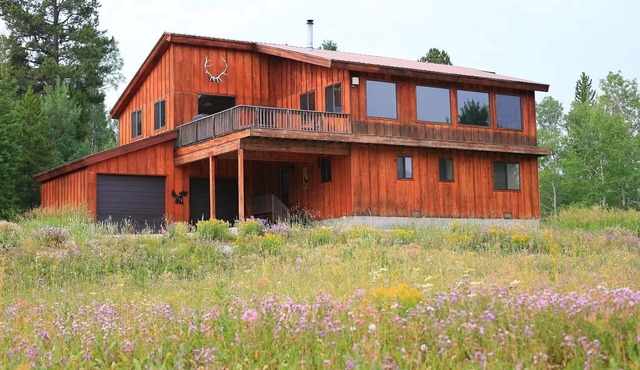 Magnificent Views, 3,000 sqft home, 7 miles to West Yellowstone, Hot tub!