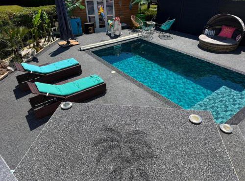 Maison cocooning , avec double jacuzzi et piscine in La Machine