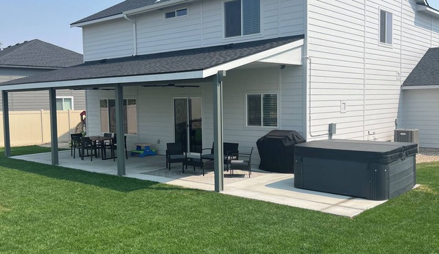 Meridian Sunset views w/playroom and private HOT TUB