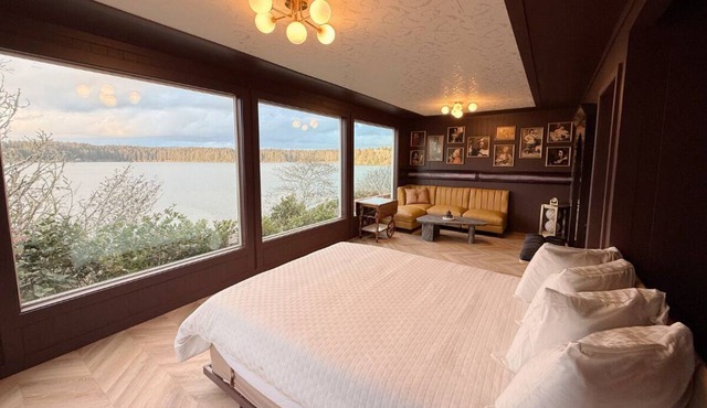 Merlot Manor- Stunning Views & a Unique Design