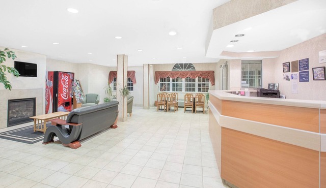 Microtel Inn & Suites by Wyndham Colfax/Newton