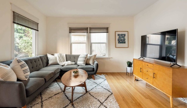 Mid-Century Home Top Location 3BR Sleeps 6