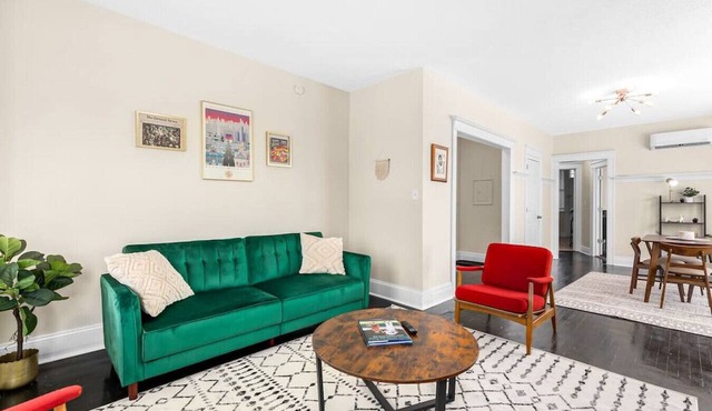 Mid Century Modern 1 Bedroom Apt w Mesh WiFi