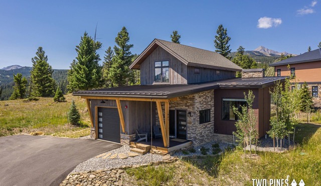 Mid-Mountain Home, Private Hot Tub, Views, Sleeps 8 – Antler Ridge, Big Sky