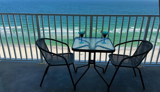 MILLION DOLLAR VIEW WITH PRIVATE PARKING SLEEPS 6, BOOK 7 DAYS GET 10% DISCOUNT!