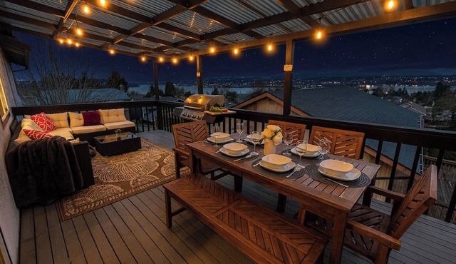 Mins to Seattle~Lake Views~Movie Room/Game Room