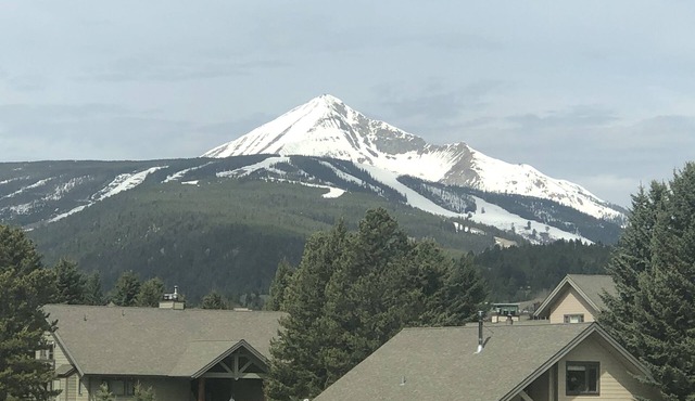 Minutes away from Big Sky Resort! Incredible mountain view from golf course.