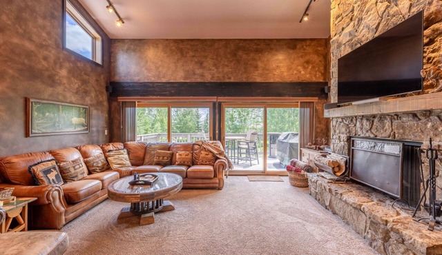 Minutes from Teton Village & Shops - Outdoor Pool - Private Sauna, Flexible Bedding