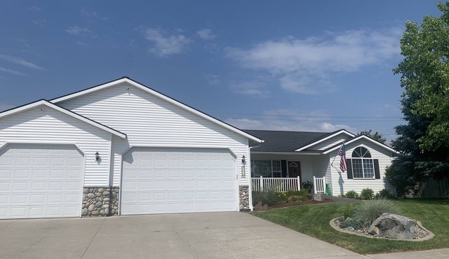 Minutes to CDA! Weekend Get Away! Charming updated Rancher.