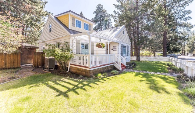 Minutes walk to Downtown, Whychus Creek—4-bedroom, cozy cottage/Private Sauna.