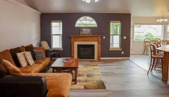 Miss A's Place, Beautiful! Nice Neighborhood! 3 Bdrm, Last Min. Discounts!