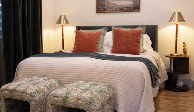 Modern 1 BR Guest House in Central Point, OR. Your ideal Southern Oregon stopover! Features AC, full kitchen, W/D, and dedicated workspace. Quick and convenient access to I-5 and local attractions.