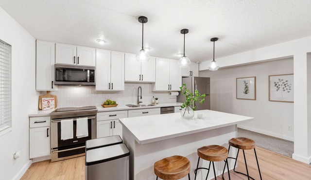 Modern 2 Bedroom, 1 Bathroom apartment in highly desired downtown Poulsbo.