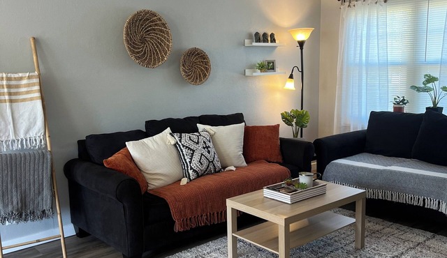 Modern 2-bedroom townhouse in charming Davenport with WiFi, AC.