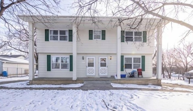 Modern 2 Bedroom Townhouse in Quiet Neighborhood