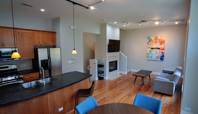 Modern 2 bedroom Townhouse, Great for CWS. Ideal Location