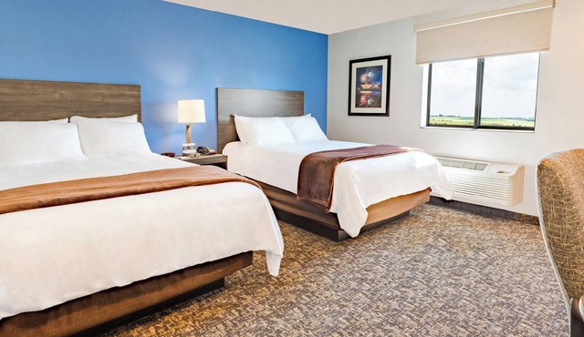 Modern 2-Room Suite w/Kitchenette – Perfect for Business Travelers