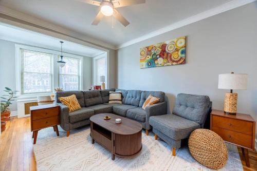 Modern 2BR Avondale with Free Parking Near CTA