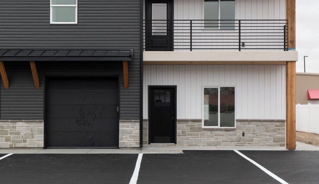 Modern 3-Bedroom Townhouse in the Heart of Shelley - Unit #2