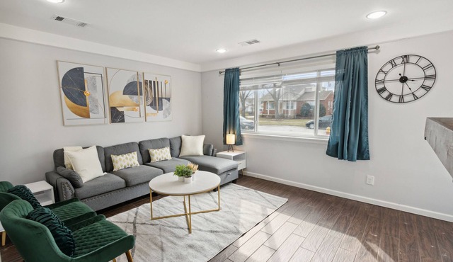 Modern 3 BR Home Near Airport