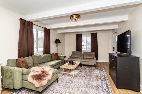 Modern 3BR Getaway-Stylish Ames