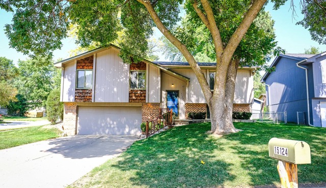 Modern 3BR West Omaha, Garage, Fenced Yard, EV Charger, W/D, Pet-Friendly