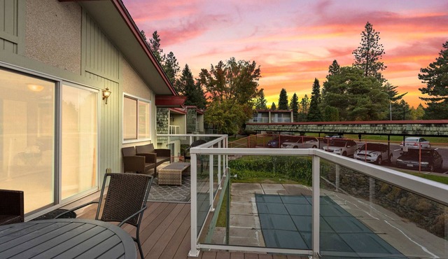 Modern Amenities/Gas Fireplace/Central Location