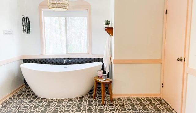 Modern Boho Cabin - Romantic Couples Getaway - Luxury Tub - 5mi from Helen