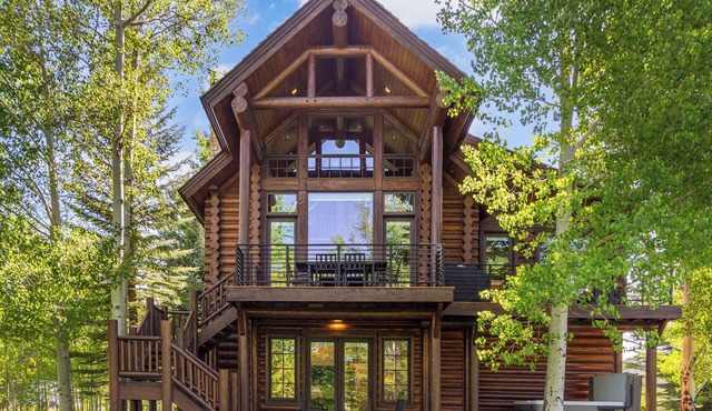 Modern cabin with private hot tub, mountain views, expansive deck & arcade game