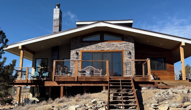 Modern cabin with WiFi, bordering Pike National Forest.