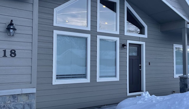 Modern, Cozy Cabin near Tamarack & Cascade Lake With Private Hot Tub