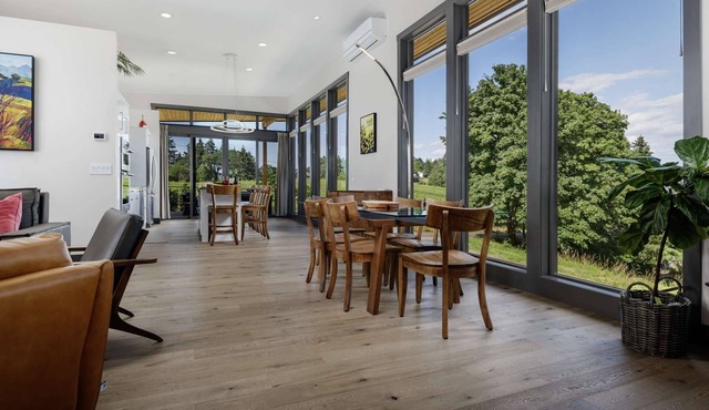 Modern Custom Vineyard Cottage, Epic Views, Huge Decks, BBQ, Ping Pong, EV Charger, Walk to Wineries