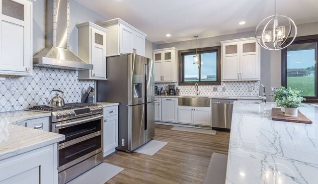 Modern Golf Course Retreat (5 bedroom home with hot tub)
