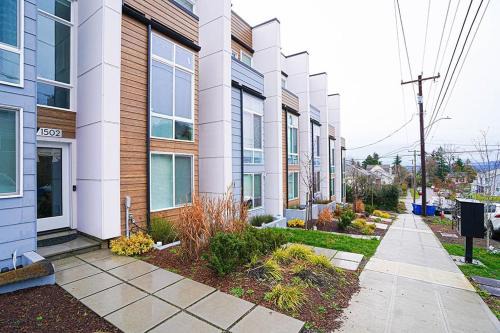Modern Home, Rooftop view, 3 block Beacon station